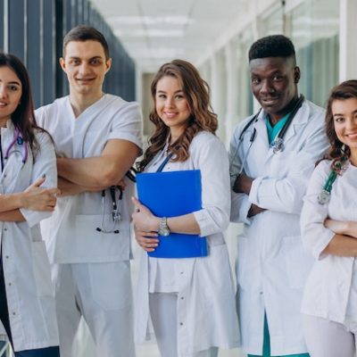 team-di-giovani-medici-specialisti-in-piedi-nel-corridoio-dell-ospedale_1303-21199[1]